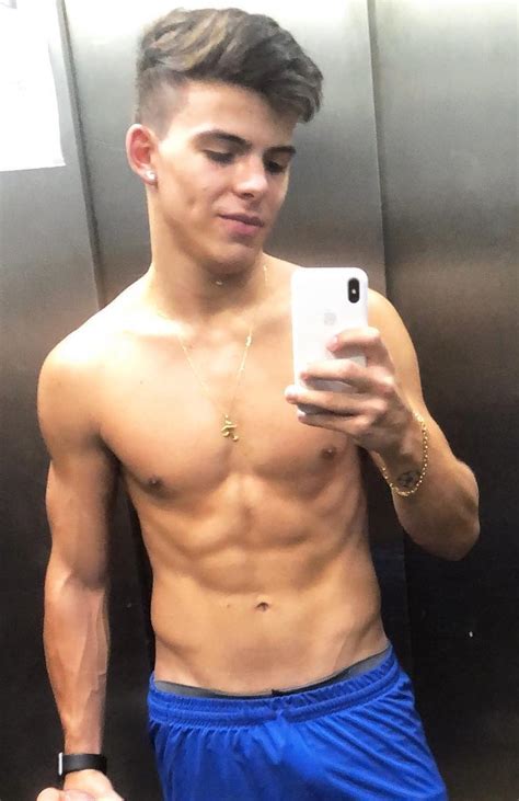 thomaz nudes|Novo vídeo de Thomaz Costa nu, com tesão e batendo punheta